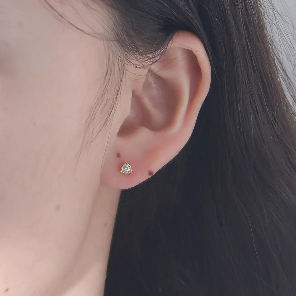 Geometric Simplicity: Minimalist 925 Sterling Silver Single Triangle Zircon Gold-Plated Stud Earrings (gold)