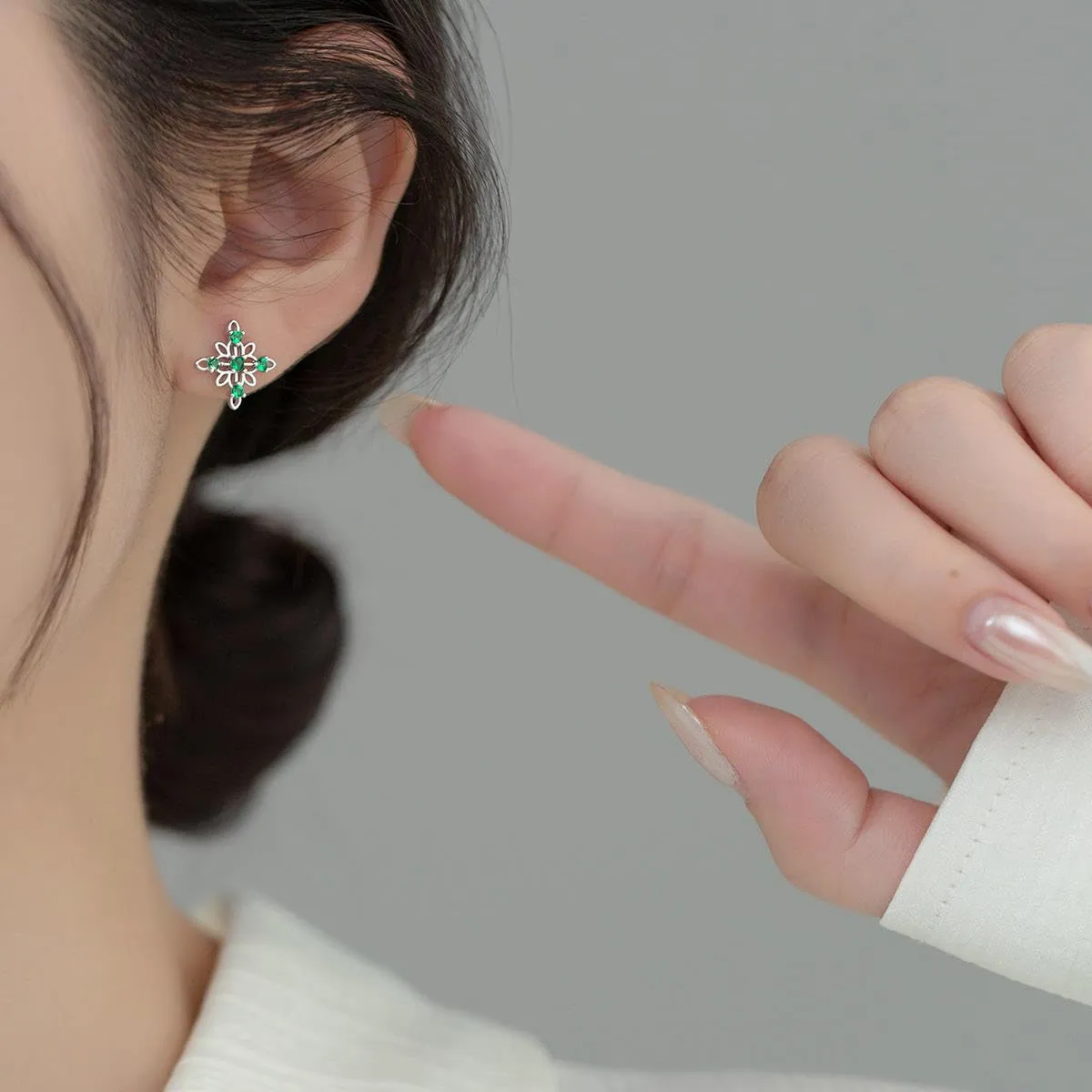 Green Essence: 925 Sterling Silver Geometric Stud Earrings - Minimalist Elegance with Green Zircon Accents (silver)