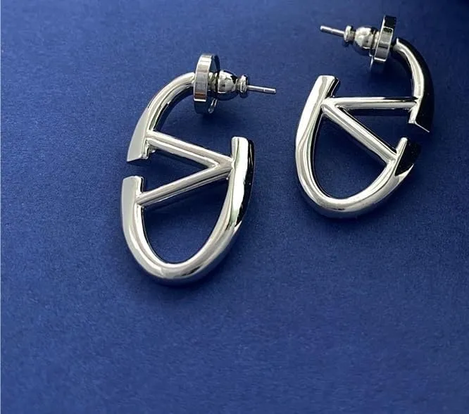 Luxurious V-shaped geometric earrings, fashionable letter V earrings, personalized plain hoop women's versatile geometric earrings fashion jewelry